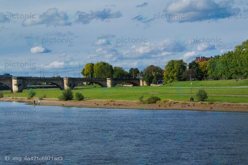 Flusslandschaft an der Elbe in Dresden