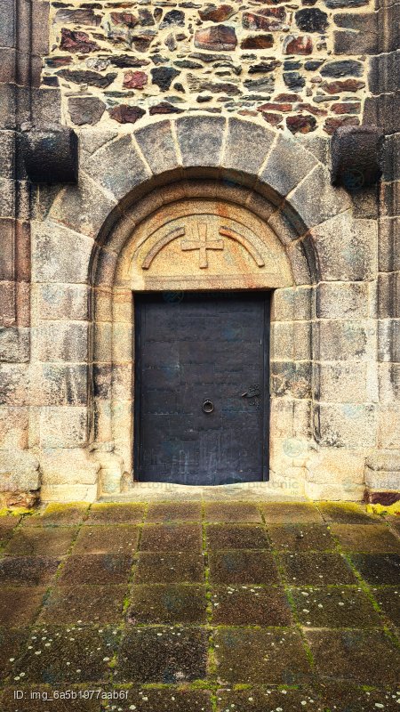 Eingang zur romanischen Doppelkapelle der Burg Eger