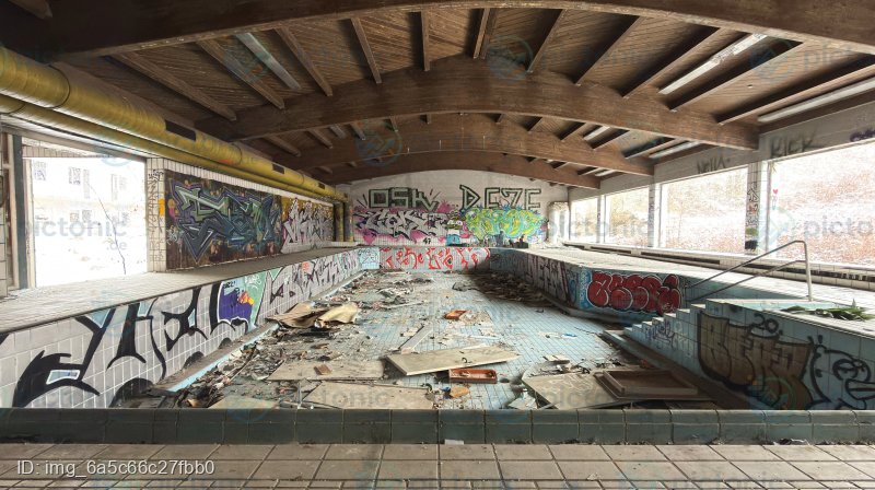 Altes Hallenbad in einer Reha Klink