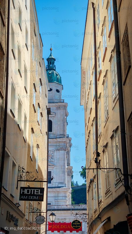 Salzburger Dom vom Ende der historischen Goldgasse